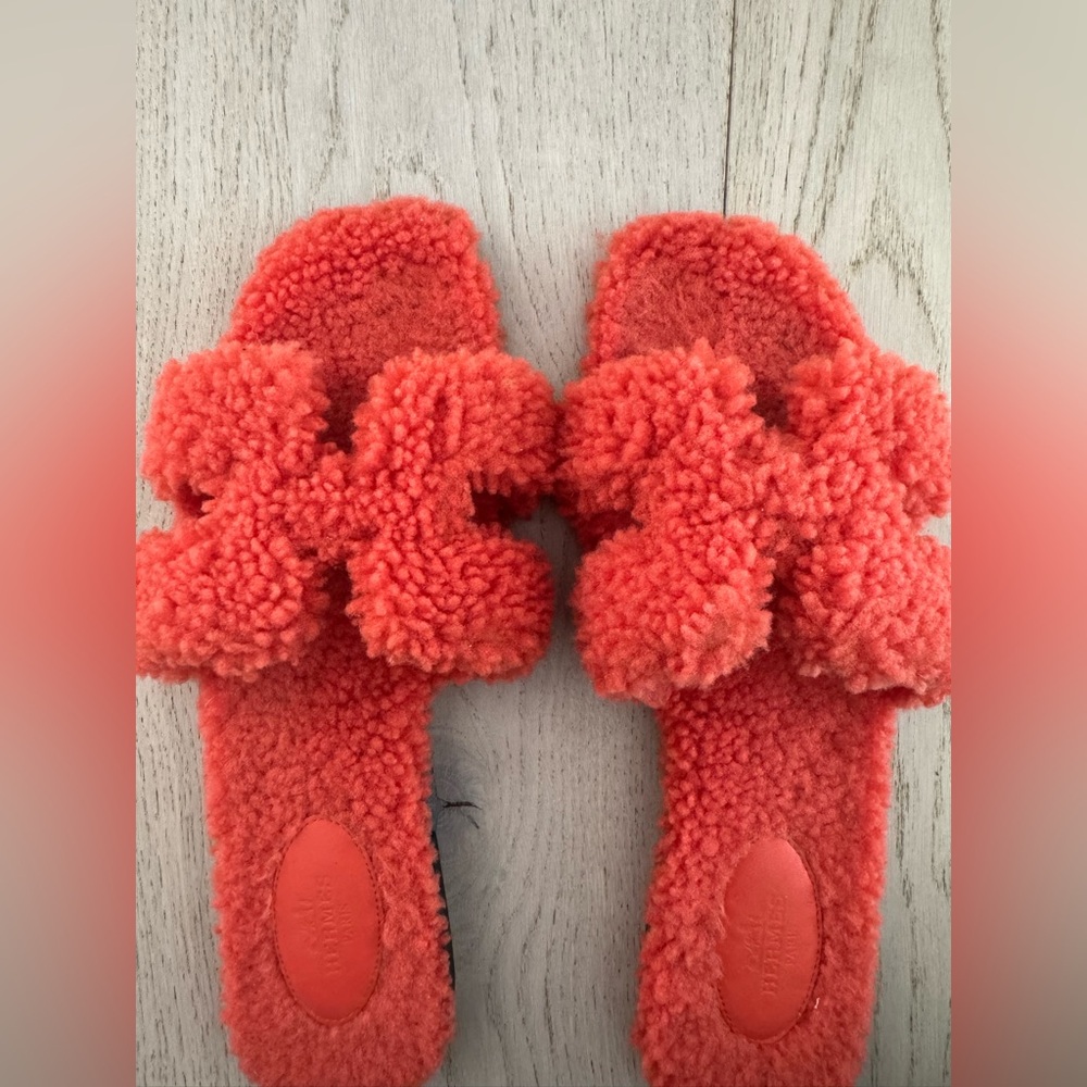 Hermes teddy oran sandals in good condition. Size 40 in orange.